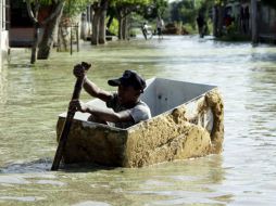 Habitantes de Campo de la Cruz al norte de Colombia escapan de su pueblo. EFE  /