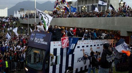 La gente colmó las calles para celebrar el paso de su equipo. MEXSPORT  /