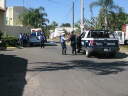 En el caso de la maestra asesinada, hasta el sitio arribaron policías y paramédicos municipales de Guadalajara. O. RUVALCABA  /