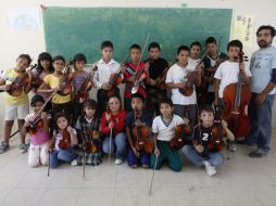 Los niños aprenden a tocar instrumentos musicales como forma de abatir la violencia en la entidad. REUTERS  /