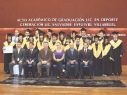 Carlos Andrade Garín encabezó la ceremonia donde 22 alumnos se convirtieron en egresados de Licenciatura en Entrenamiento. ESPECIAL  /
