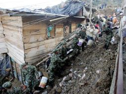 Agentes de Policía y soldados ayudan en las operaciones de rescate después del deslizamiento de tierra en Bello en Colombia. REUTERS  /