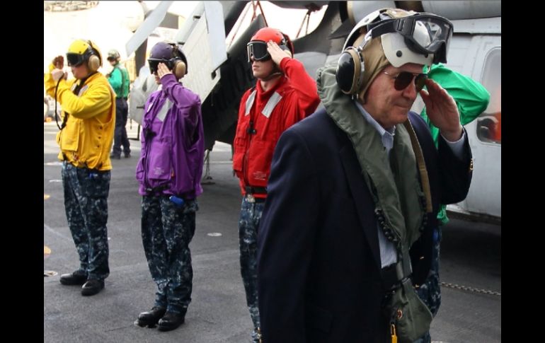 Robert Gates hizo una visita sorpresa al portaviones USS Abraham Lincoln que navega el Mar Arábigo. AFP  /