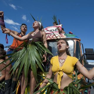 Marchan pacíficamente ambientalistas en Cancún