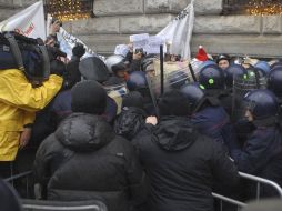 La policía reaccionó ante las protestas que realizaron en el marco de la inauguración de la temporada lírica de La Scala. AFP  /
