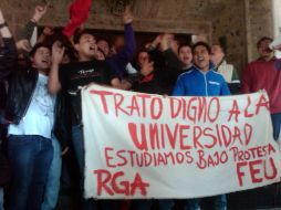 Aspecto de la manifestación de universitarios, a las afueras de Casa Jalisco. R. ZAPATA  /