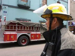 En un lapso no mayor a 15 días, les será entregado el equipo a bomberos y policías. ARCHIVO  /