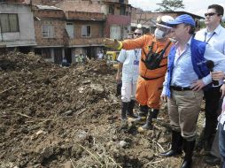 El presidente de Colombia visitó a los habitantes de Bello, lugar donde ocurrió el alud. AFP  /