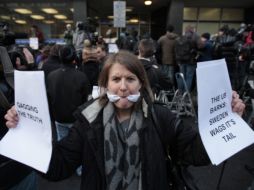 Tras la detención del fundador de WikiLeaks, Julian Assange, decenas de simpatizantes protestan afuera de la corte de Westminster. AP  /