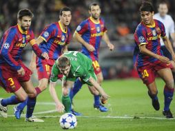 Los jugadores del Barcelona, incluido Jonathan dos Santos (der.), roban el balón a un jugador del Rubín Kazan. AP  /