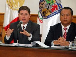El titular de la Segob, Francisco Blake (derecha), con el gobernador de Nuevo León, Rodrigo Medina Mora. EL UNIVERSAL  /
