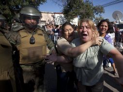 Familiares de los presos acudieron a la cárcel para recibir informació, algunos tuvieron fuertes reacciones. EFE  /