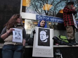 Desde la detención de Assange sus simpatizantes se manifiestan afuera de la corte. AP  /