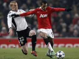 El jugador portugués NanI, del ManU defendiendo el balón ante Jeremy Mathieu del Valencia. REUTERS  /