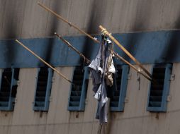 Algunas ventanas quemadas de la cárcel de San Miguel en Santiago. EFE  /