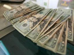 El billete verde se ofertó en un precio máximo de 12.70 pesos y el mínimo a la compra de 11.95 pesos. ARCHIVO  /