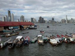 Embarcaciones detenidas tras el cierre del canal. AP  /