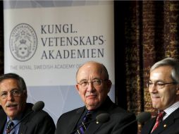 Los premios Nobel Peter A. Diamond (i), Dale T. Mortensen (c) y Chirstopher A. Pissarides. EFE  /