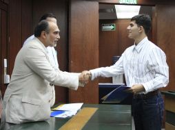 Alejandro Cravioto Lebrija realizó la entrega de cheques. ESPECIAL  /