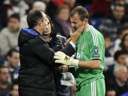 Dudek es revisado por los médicos del Real Madrid antes de ser enviado al hospital para una evaluación. AFP  /
