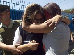 Familiares de reclusos fallecidos lloran al ser informados, después de un motín y posterior incendio esta madrugada. EFE  /
