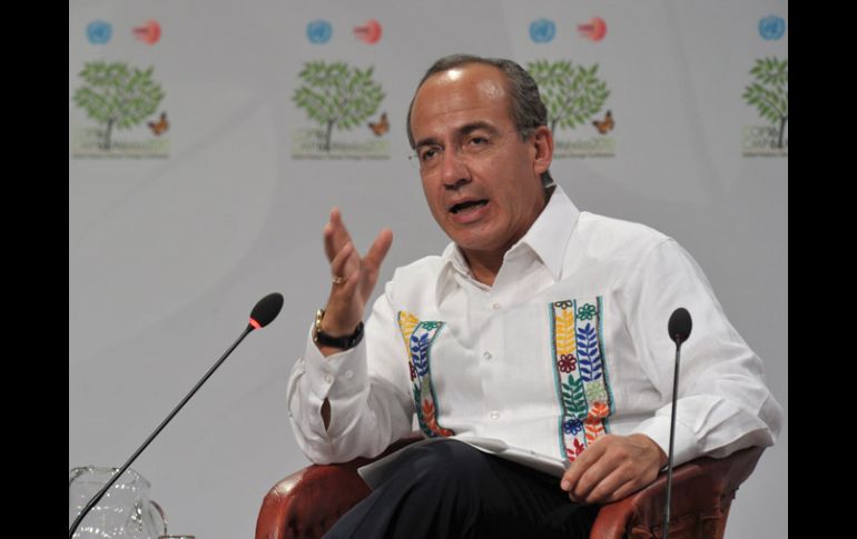 El Presidente Felipe Calderón propuso un impuesto extra al transporte marítimo y aéreo. AFP  /