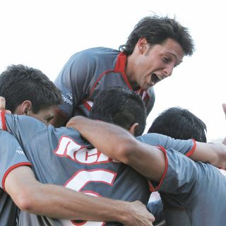 Estudiantes golea a River y se acerca al título