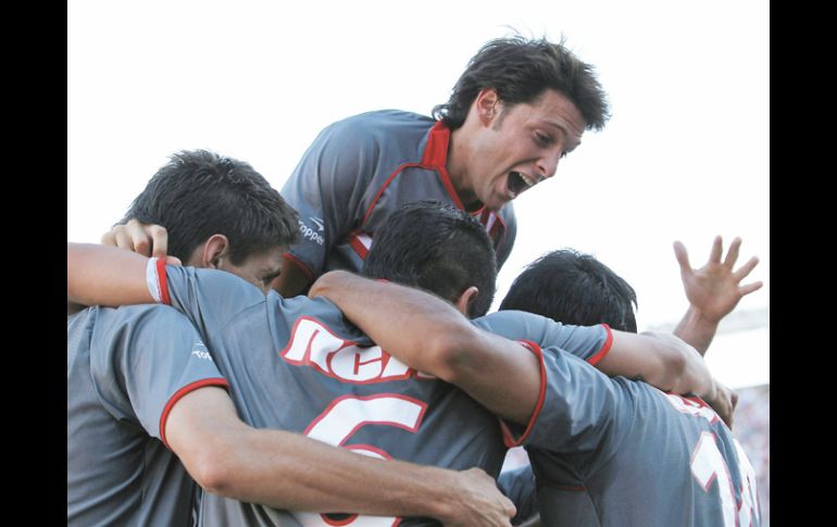 Jugadores de Estudiantes festejan uno de los goles a River. EFE  /