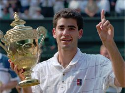 Sampras muestra el trofeo que ganó a Boris Becker en Wimbledon en 1995. AP  /