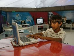 Las personas con edades entre 12 a 34 años, utilizan más el servicio de internet, con una participación del 66.8 por ciento. ARCHIVO  /