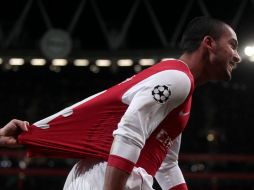 El inglés Theo Walcott fue de los anotadores en el Arsenal, ayer en el Emirates de Londres. REUTERS  /