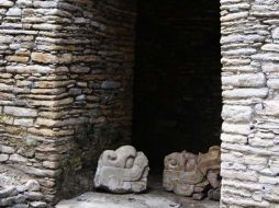 Esculturas con forma de cabeza de serpiente, que hace mil 500 años formaron parte del Juego. EL UNIVERSAL  /