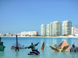 Monumentos históricos fueron sumergidos parcialmente por Greenpeace en Cancún para ilustrar los riesgos por el calentamiento global.AFP  /