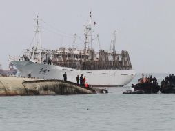 Un grupo de buzos de la Marina trabaja en la búsqueda de los desaparecidos en un barco chino. EFE  /