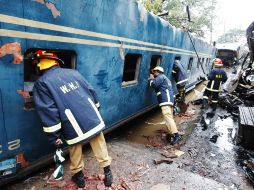 Los equipos de rescate inspeccionan un tren descarrilado en Narsingdi. REUTERS  /