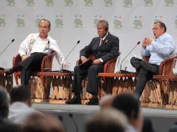 Calderón (izq.) encabeza las negociaciones para concretar estrategias contra el cambio climático en Cancún. AFP  /