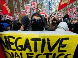 Los estudiantes llegaron cerca de la sede parlamentaria, lo que aumentó la tensión con la policía.  AFP  /