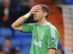 El portero suplente del Real Madrid, Jerzy Dudek saliendo de la cancha lesionado. REUTERS  /