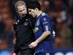 El jugador uruguayo Luis Suárez se retira del enfrentamiento ante el Milán con lesión en el tobillo. REUTERS  /