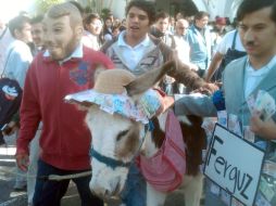 Estudiantes y profesores del CUCBA de la UdeG llevaron un burro a Casa Jalisco para pedir la entrega de 701 MDP que adeudan. R ZAPATA  /