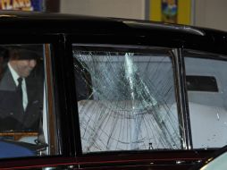 Vista de una ventana del carro real que transportaba al príncipe Carlos y a su esposa Camila y que fue atacado por manifestantes. EFE  /