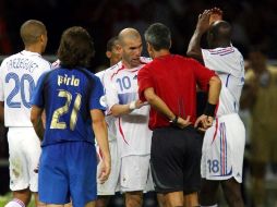 Despues del enfrentamiento entre Materazzi y Zidane en el Mundial de Alemania 2006, ambos se dan la mano. MEXSPORT  /
