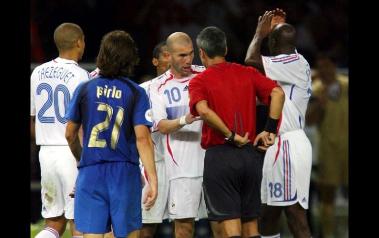 Despues del enfrentamiento entre Materazzi y Zidane en el Mundial de Alemania 2006, ambos se dan la mano. MEXSPORT  /