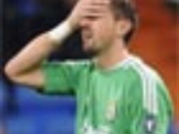 Jerzy Dudek, el portero suplente del Real Madrid, no será intervenido quirúrgicamente pero será dado de baja seis semanas. REUTERS  /