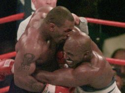 Mike Tyson dice sentirse arrepentido de haber subido al ring la noche que mordió a su rival Evander Holyfield. MEXSPORT  /