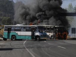 Presuntos integrantes del crimen organizado bloquearon las entradas a Morelia e incendiaron automóviles y autobuses. NTX  /