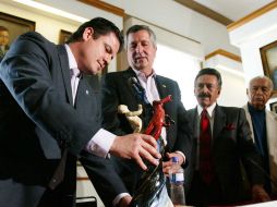 El alcalde tapatío muestra el trofeo que será entregado al vencedor en el cuadrangular. E. BARRERA  /