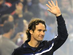 Carlos Moyá saluda a los asistentes al Master Nacional. EFE  /