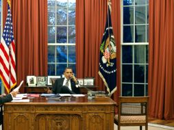 Barack Obama, realizando una llamada para continuar presionando a favor del Dream Act. EFE  /