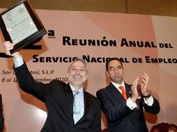 Emilio González Márquez y el secretario federal del Trabajo en una premiación del Sistema Nacional de Empleo. ESPECIAL  /